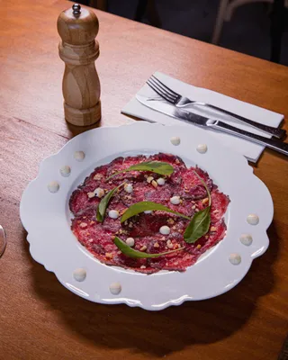 CARPACCIO DI MANZO CON SALSA DIJON DE TRUFA