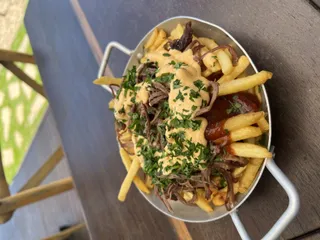 PAPAS FRITAS CON BRISKET DESMENUZADO Y SALSA DE QUESO
