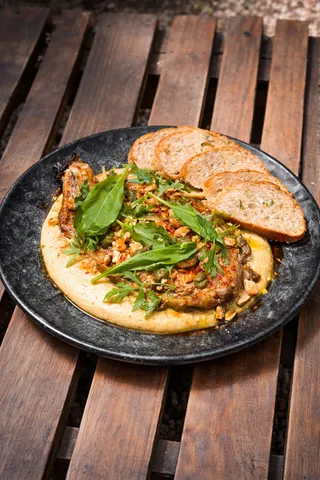 BERENJENA TOSTADA CON HUMMUS