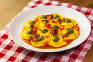 RAVIOLI DE MOZZARELLA AL PESTO Y TOMATE