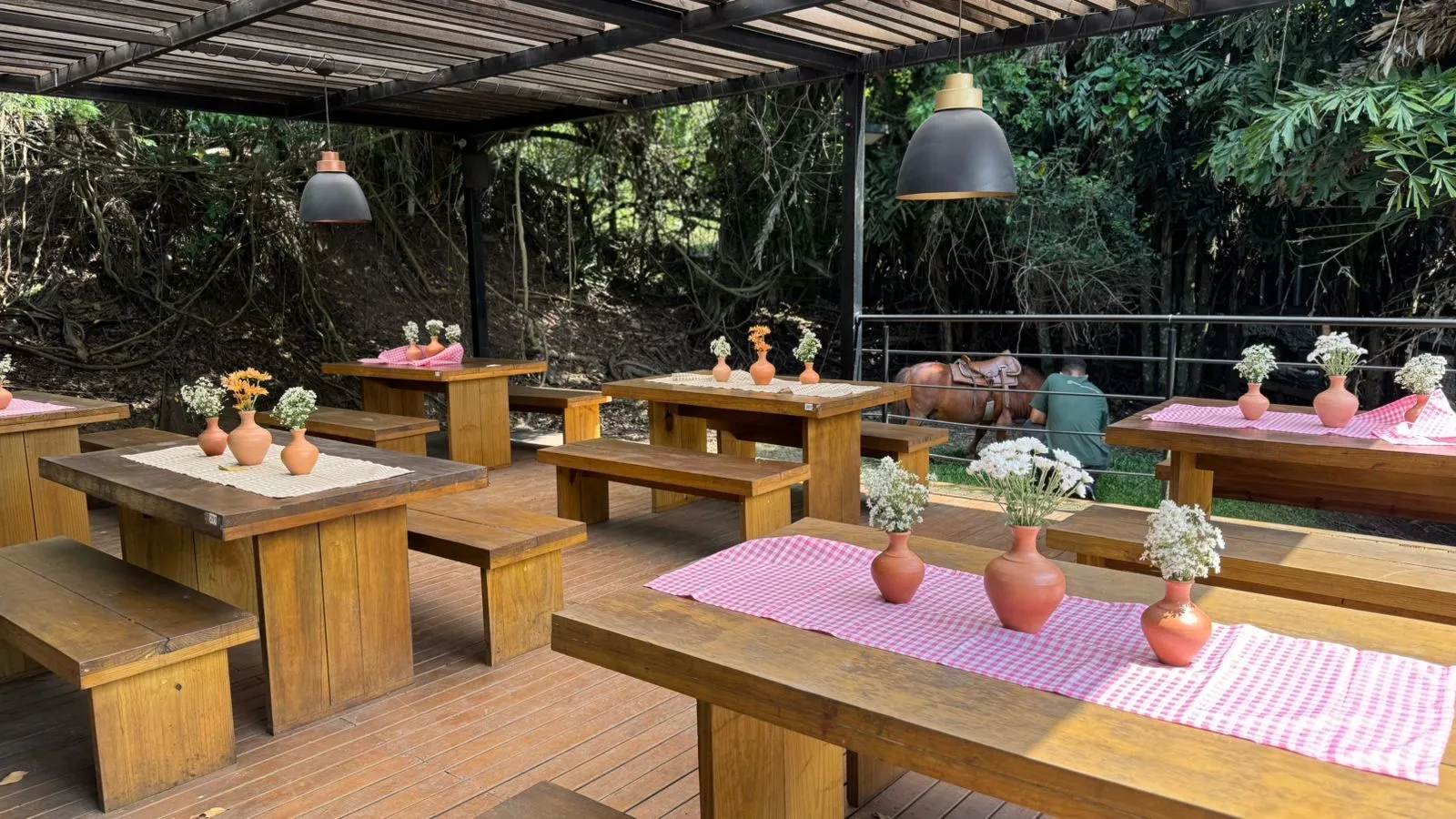 Mesa posta para evento na Fazendinha