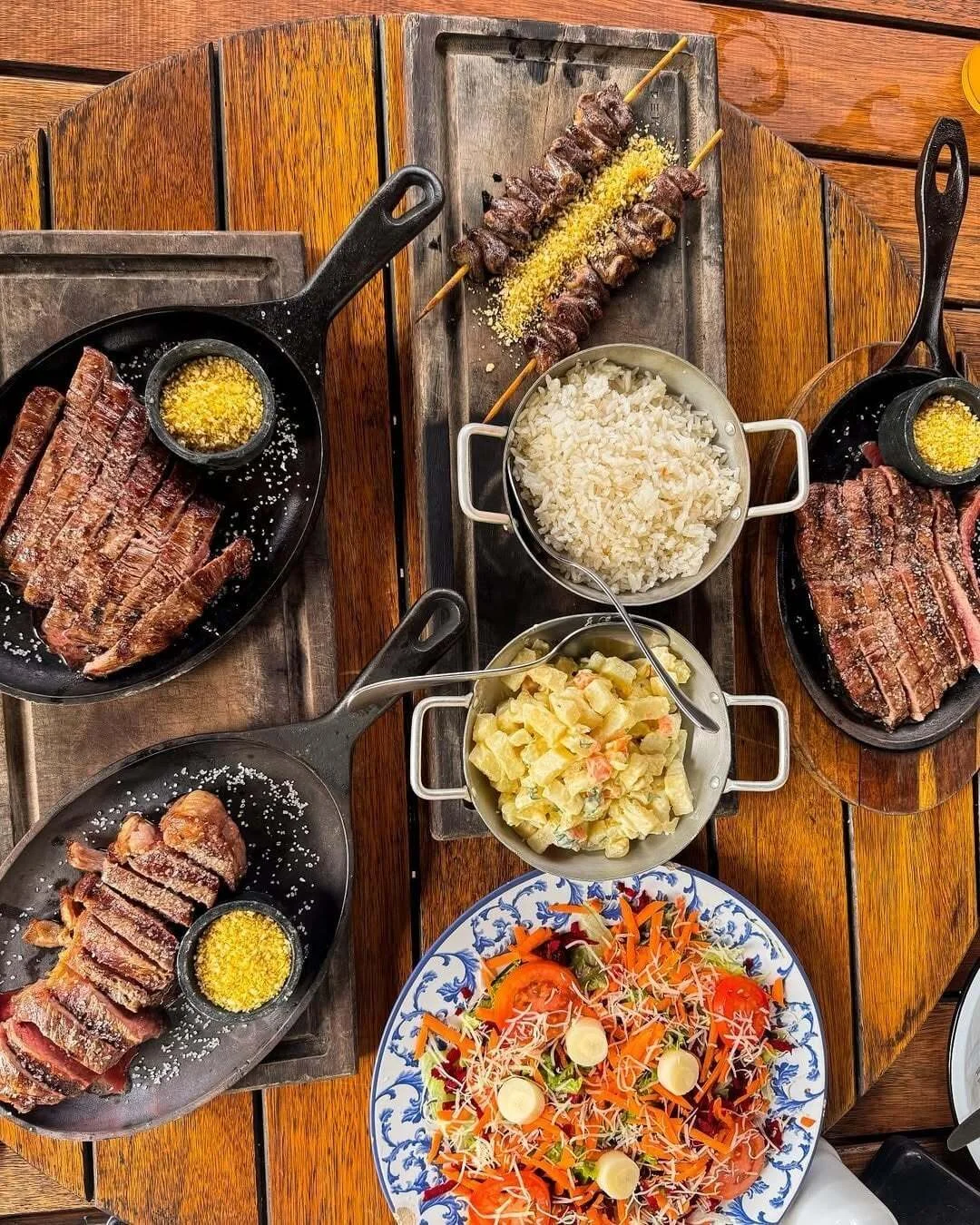 Grilled meats, rice and salad at Fazendinha